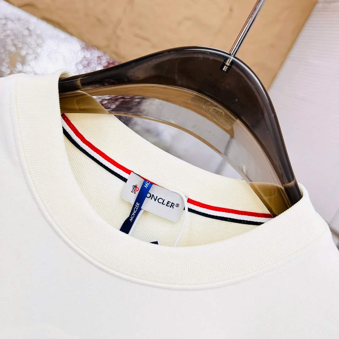 ： 🤳𝐌𝐎𝐍𝐂𝐋𝐄𝐑 ：☑️ 440 👕 ：☑️ 1*1 。🔜 。 ：☑️ 3D ，🇧🇫 1：1 。 ， ， ！🇲🇩 ！ Size：☑️S 〰️M 〰️L 〰️XL 〰️XXL